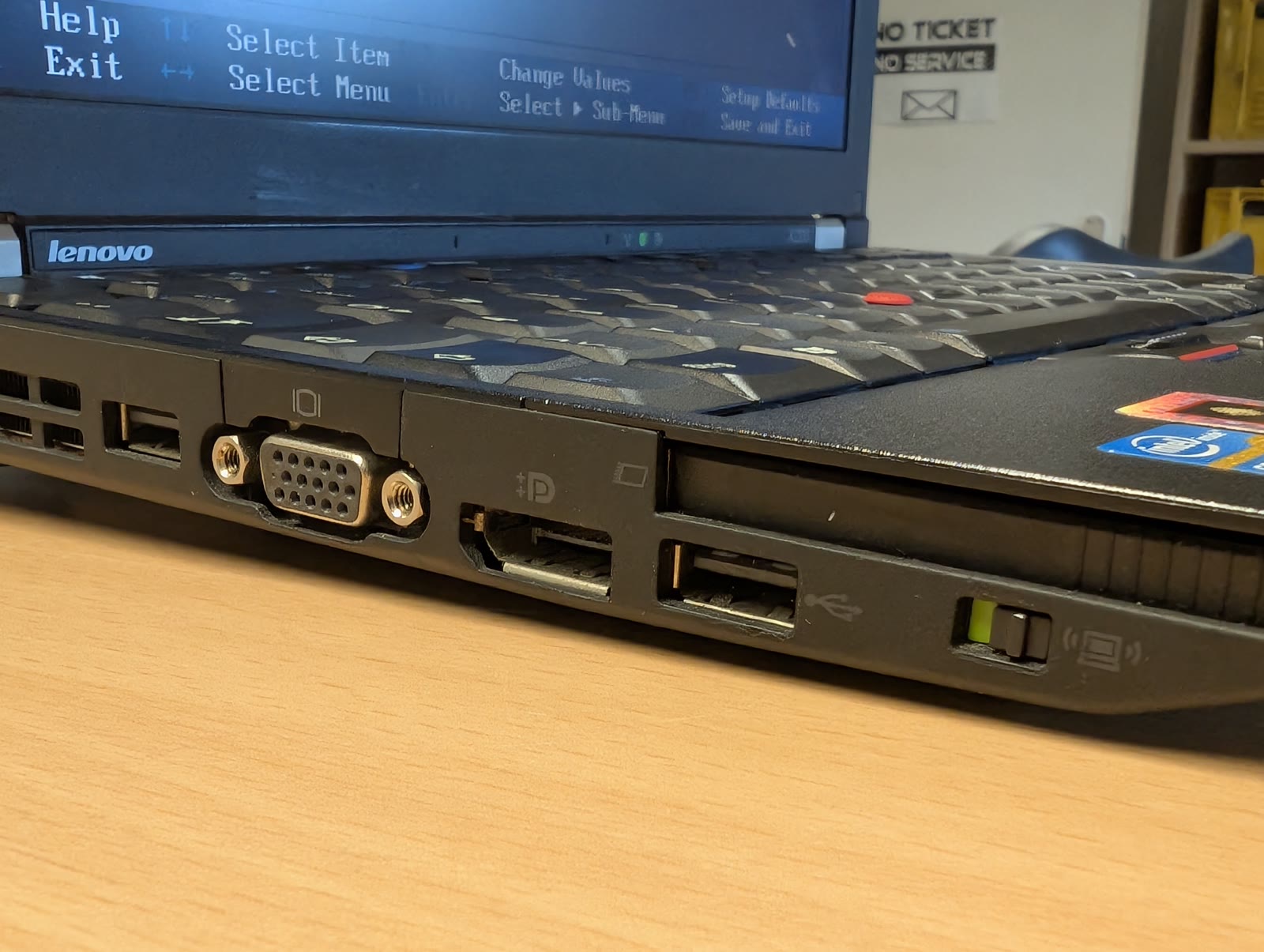 Linke Seite des X220 mit VGA, DisplayPort, zwei USB-Ports, WLAN-Schalter und ExpressCard-Slot.