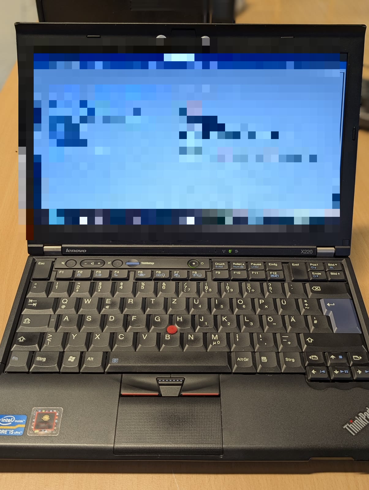 Das aufgeklappte ThinkPad X220 zeigt das Werks-BIOS („ThinkPad Setup“); der Bildschirminhalt ist verpixelt.