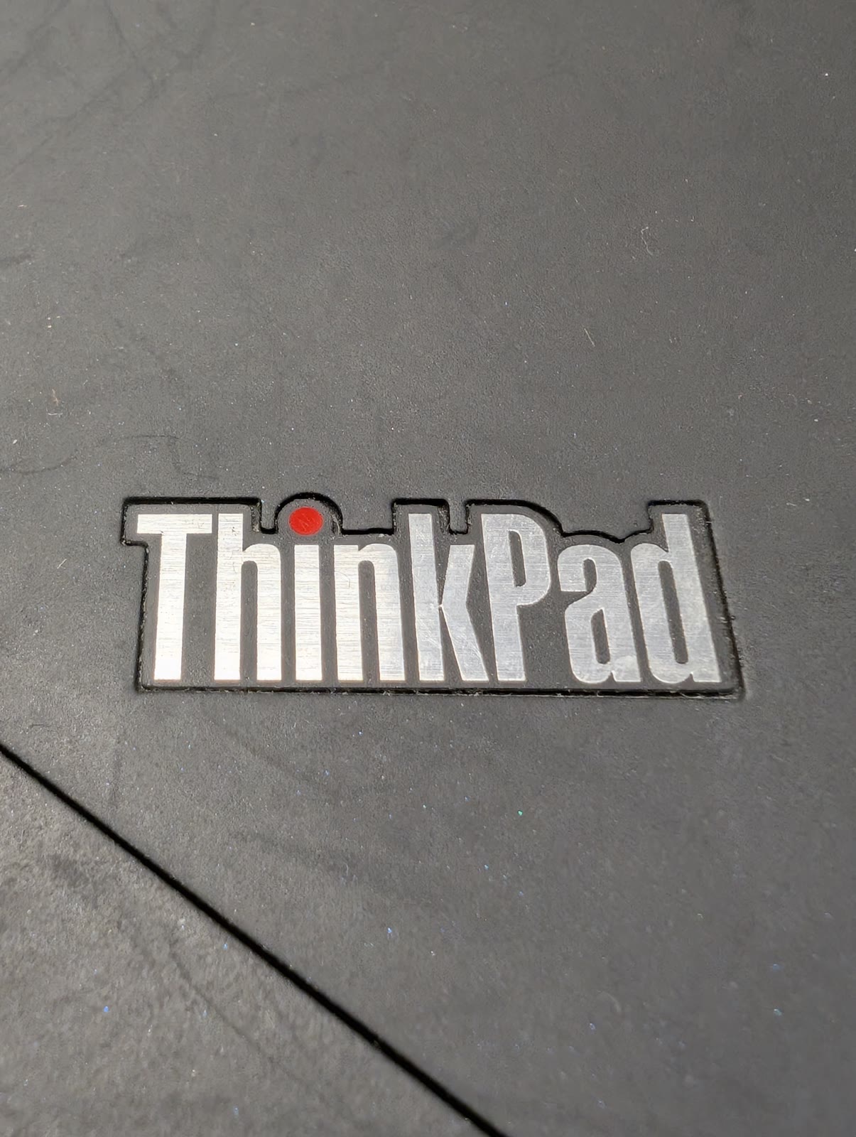 Der ThinkPad-Schriftzug mit dem roten i-Punkt auf dem mattschwarzen Deckel des X220.
