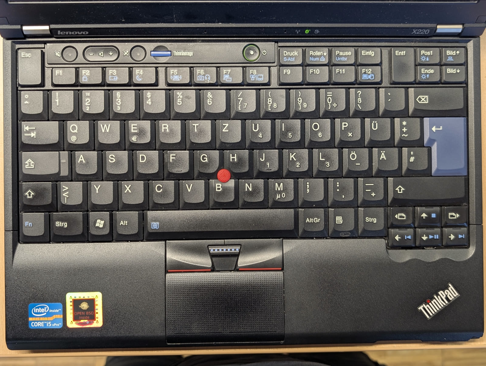 Draufsicht auf die siebenreihige ThinkPad-Tastatur des X220 mit rotem TrackPoint.